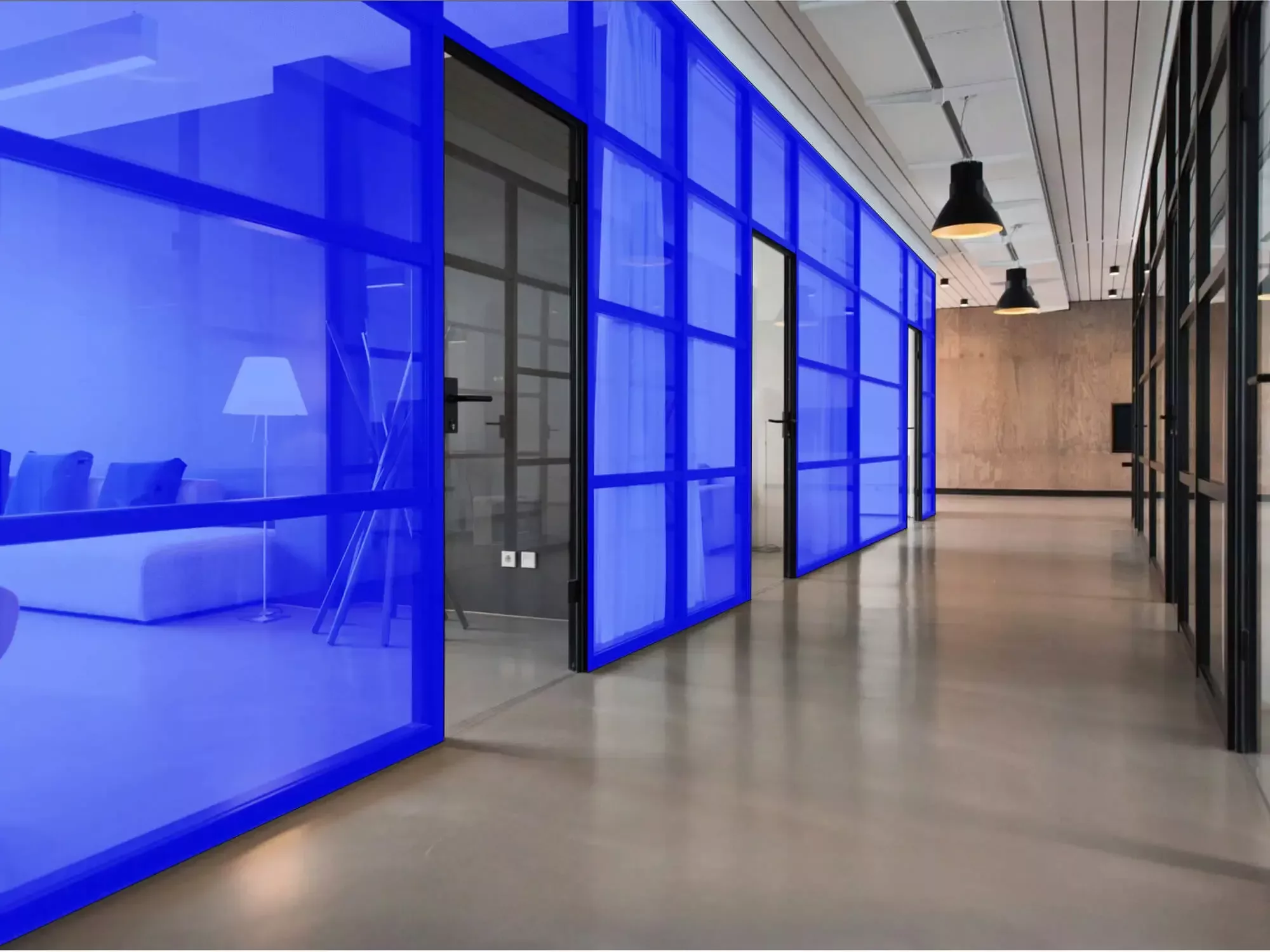 Moderner Büroflur im dTwin Office mit blauen Glaswänden und minimalistischer Einrichtung